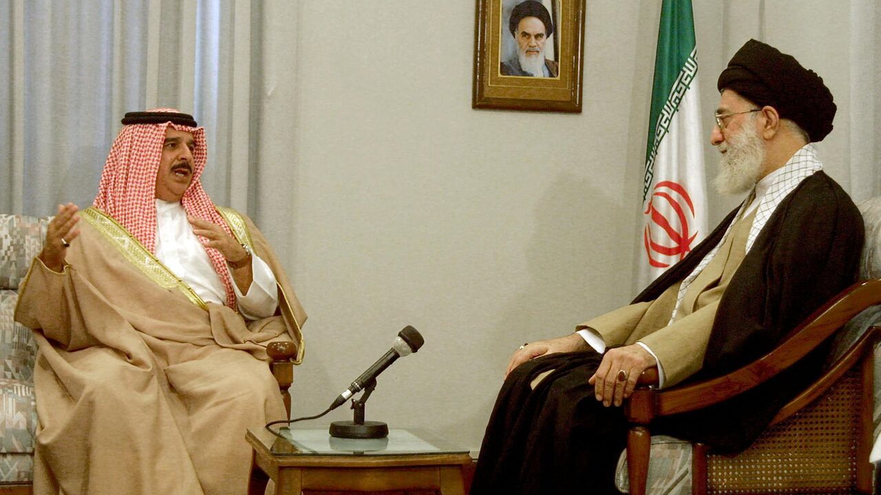 Iran's supreme leader, Ayatollah Ali Khamenei (R), meets with Bahraini king Hamad bin Issa al-Khalifa (L) August 18, 2002 at Tehran. 